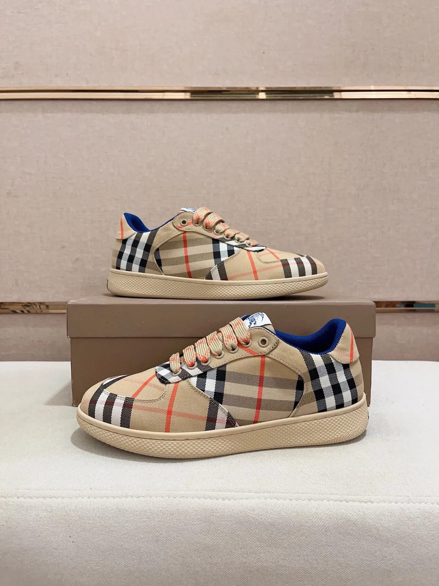 Men's shoes 💰: 560💰🇮🇹🇮🇹The counters are synchronized with Burberry's top purchasing agents🔍🔍Synchronized sales. Positive code number: 38-44. Italian imported cowhide, fully imported sheepskin lining, sole: original sole provided by the original factory, exclusive movable molded sole, super comfortable, original factory follow-up order, 🔍🔍high quality, you can enter and leave the counter at will, welcome to compare (45 yuan for customization, no return or exchange)